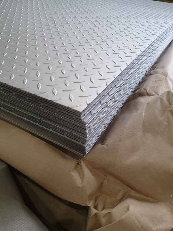 Лист нержавеющий рифленый чечевица 1,5x1250x2500 мм AISI 304 DIN 50049-1992 фото