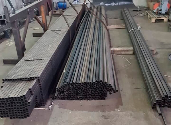 Труба стальная профильная бесшовная квадратная 100x100x4 мм 09Г2С ГОСТ 13663-86 фото